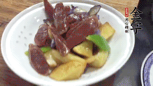 加少量生抽、鹽、糖、雞精調(diào)味，炒熟出鍋即可。