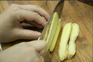 火腿切片，生姜切片。