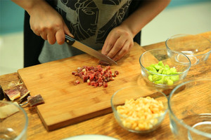 金字火腿隔水蒸15分鐘后切成小丁。