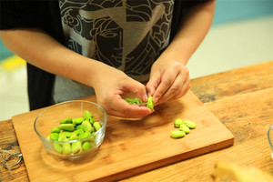 蠶豆剝除外殼，剩下嫩嫩的蠶豆。