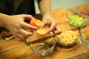 雞蛋蛋白和蛋黃分開，把蛋黃打散。