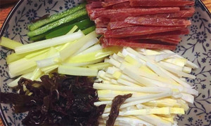黑木耳泡發(fā)，黑木耳、韭黃、雷筍、青椒切成絲。