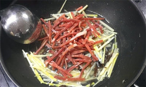 火腿絲、筍絲、黑木耳絲汆水后，瀝干。