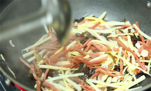 起油鍋，蒜茸煸香，倒入所有食材，加料酒翻炒至熟即可。