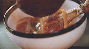 筍干提前冷水浸泡3小時(shí)，浸泡后將筍干撕成條狀。