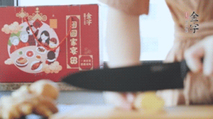 將處理好的老鴨放入冷水鍋中，丟入姜片，冷水煮沸去腥。