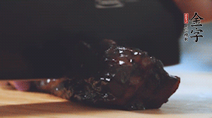 金字風(fēng)味醬肉切小塊。