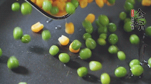 鍋7成熱時(shí)，下豌豆、玉米翻炒，再依次放醬肉、洋蔥碎、木耳碎。