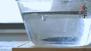 紅豆提前浸泡備用。