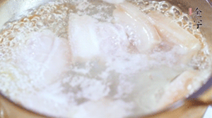 五花肉切塊，加姜片焯水備用。