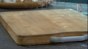 【面皮】3.案板撒點(diǎn)糯米粉，將面團(tuán)搓成均勻的小團(tuán)子。