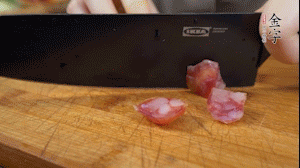 【餡料】3.金字土香腸、香菇切小丁。