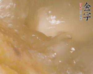 沸騰后撈出蔥結(jié)，小火燉45分鐘，加山藥再燉15分鐘。