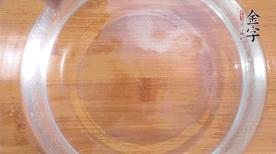 金字火腿切小片，浸泡5分鐘。