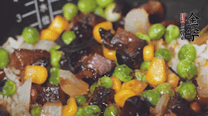 出鍋前加蠔油、生抽調(diào)味，撒點(diǎn)熟白芝麻即可。