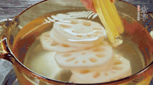 把藕和土豆焯水至八成熟，盛出瀝干水分。