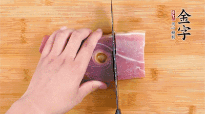 金字火腿切片，老豆腐切成塊，海鮮菇洗凈。