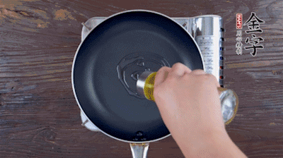 魚頭對開，洗凈瀝干。鍋中加油，把魚頭兩面煎至金黃色，期間加蔥姜，每面約需時2-3分鐘。