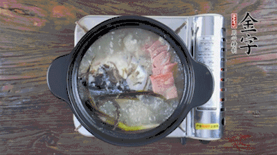 放豆腐、海鮮菇繼續(xù)中小火煮5分鐘。