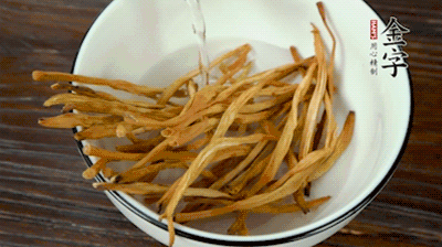 黃花菜、香菇提前泡發(fā)。黃花菜去掉硬頭，香菇切片。