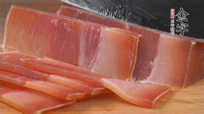 金字火腿切片，溫水浸泡5分鐘。