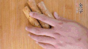 山藥去皮切斜刀塊，毛豆去外殼去膜，姜切片。