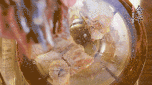 鍋中依次放姜片、排骨、火腿，加料酒、清水煮開轉(zhuǎn)小火煮30分鐘。