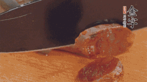 麻辣香腸蒸熟后，切片待用。