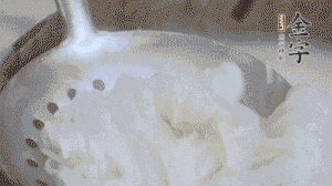 米粉煮熟過涼水備用。