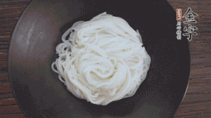 依次放入黃瓜絲、花生米、燙熟的豆芽、麻辣香腸、香菜、擺盤即可。