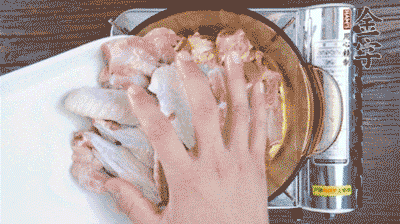 加料酒、蔥姜焯水2分鐘，清洗備用。