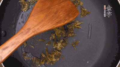 鍋中3成油溫時(shí)，下雪菜、辣椒圈翻炒40秒。