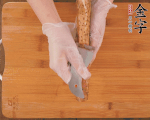 山藥去皮切滾刀塊，熱水汆燙30秒，撈出冷水浸泡。