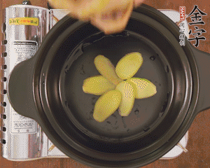 準(zhǔn)備土砂鍋，放姜片、鴿子、火腿片、蔥結(jié)、料酒，加沒過食材多些的清水，中小火燉煮。