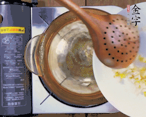 春筍丁焯水，1分鐘后加火腿丁一同汆燙1分鐘。