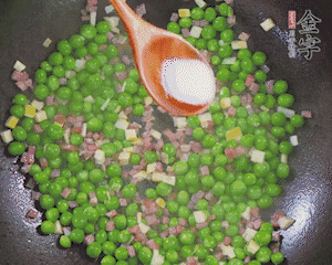 加水、料酒、鹽燒2分鐘即可。