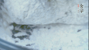 【面皮】2.將糯米粉和粳米粉混合，加煮好的艾草和適量清水，揉搓成面團(tuán)。