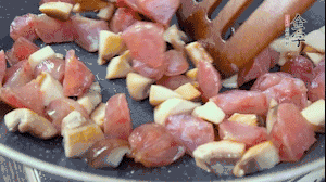 【餡料】4.鍋中油8成熱時(shí)，依次放入菌菇丁、香腸丁，適當(dāng)放點(diǎn)糖調(diào)味，炒熟。
