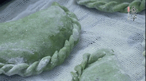 【制作】2.蒸架上墊浸濕的屜布，再放上清明果，大火蒸10~15分鐘，完成，出鍋啦！