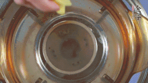 金字淡咸肉加姜片、料酒，冷水入鍋焯水。