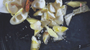 將淡咸肉、春筍、五花肉一起放入鍋中。