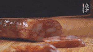 金字麻辣香腸切片，小青菜焯熟備用。