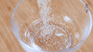 制作醬汁：1湯匙蠔油、1湯匙涼開水、2湯匙生抽、1/2湯匙白砂糖、少許辣椒圈。