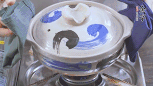 每隔30s將鍋傾斜一側(cè)。（受熱更均勻，鍋巴更噴香）