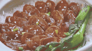 燜好后放入小青菜，均勻淋上醬汁，撒上蔥花或芝麻即可。