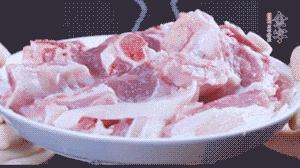 新鮮羊肉冷水入鍋，加姜片、清水焯水，除去血沫。