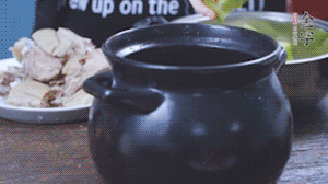 另起砂鍋，依次放入蘿卜、羊肉、火腿蹄片，加料酒、清水沒過食材。