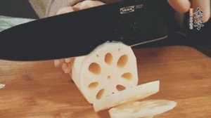 蔬菜清洗干凈切片。