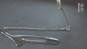 鍋中加少許油，爆香蔥姜蒜、香料 ，喜歡麻的也可以加點花椒！接著放入郫縣豆瓣醬煸炒出紅油。