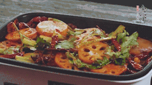 加入金字麻辣香腸，翻炒5分鐘左右。再加入之前準備好的蔬菜，翻炒均勻，最后放入蝦。